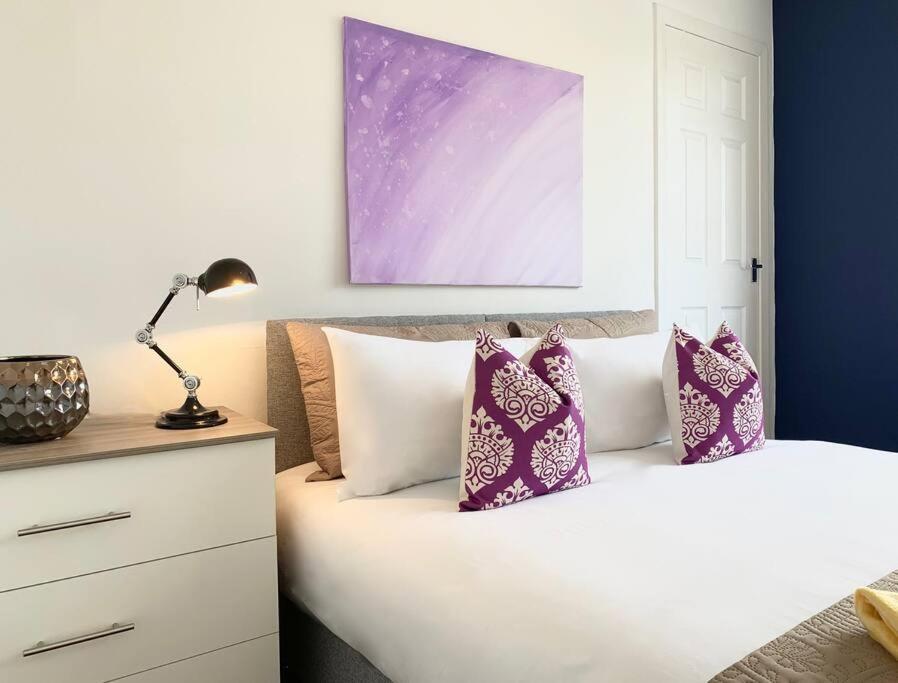 Modern And Vibrantly Designed Apartment Motherwell Exterior photo